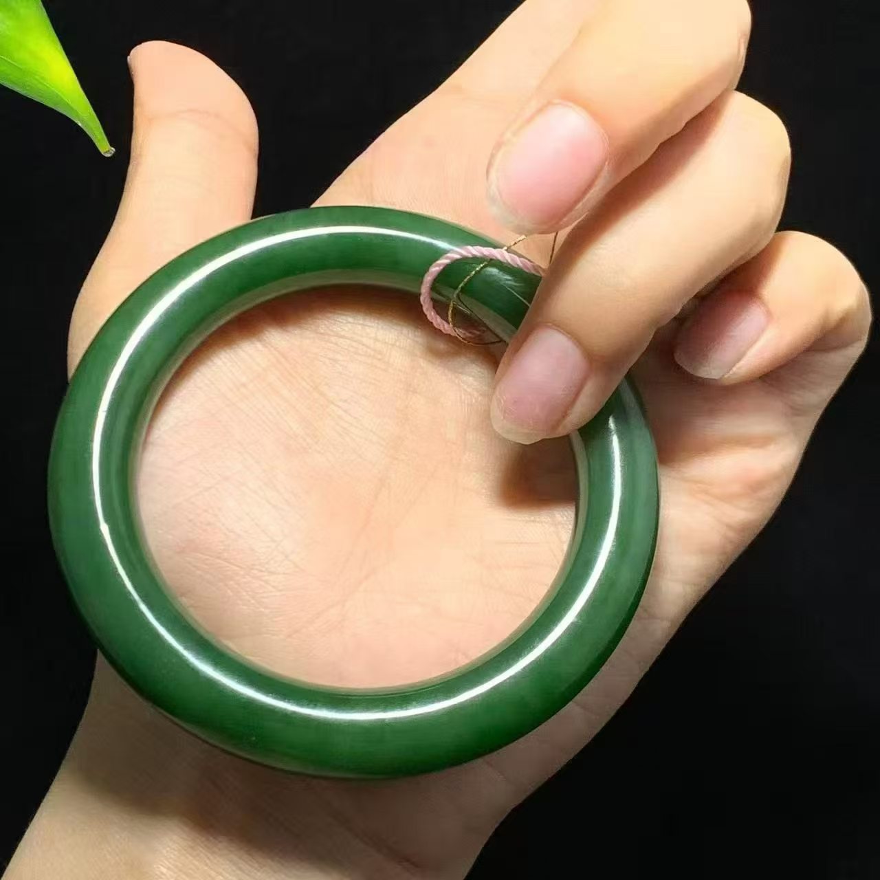 Spinach Green Hotan Jade Round Bangle | 碧玉菠菜绿圆条手镯