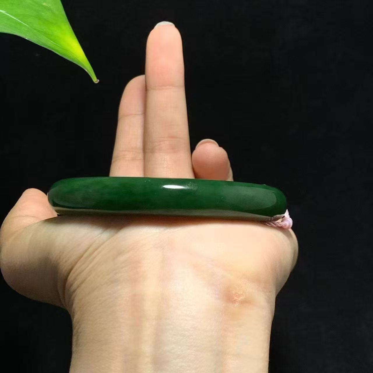 Spinach Green Hotan Jade Round Bangle | 碧玉菠菜绿圆条手镯